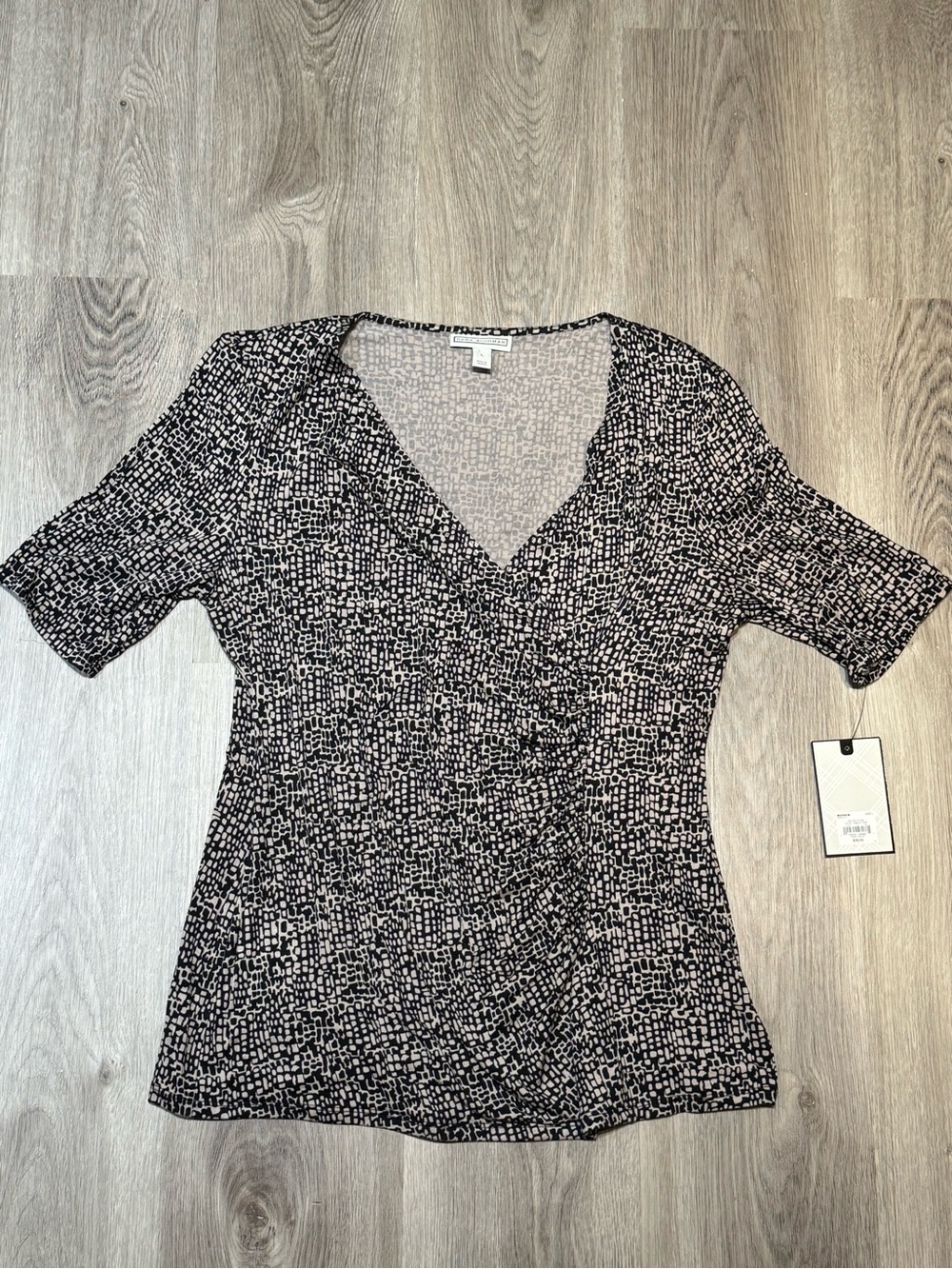 Dana Buchman Black and White V-Neck Short Sleeve Blouse
